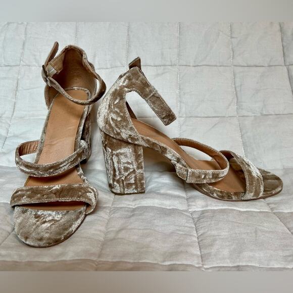 UO Tan / Champagne Crushed Velvet Open Toe Pumps Holiday Cocktail Romantic - 9 - Picture 1 of 8